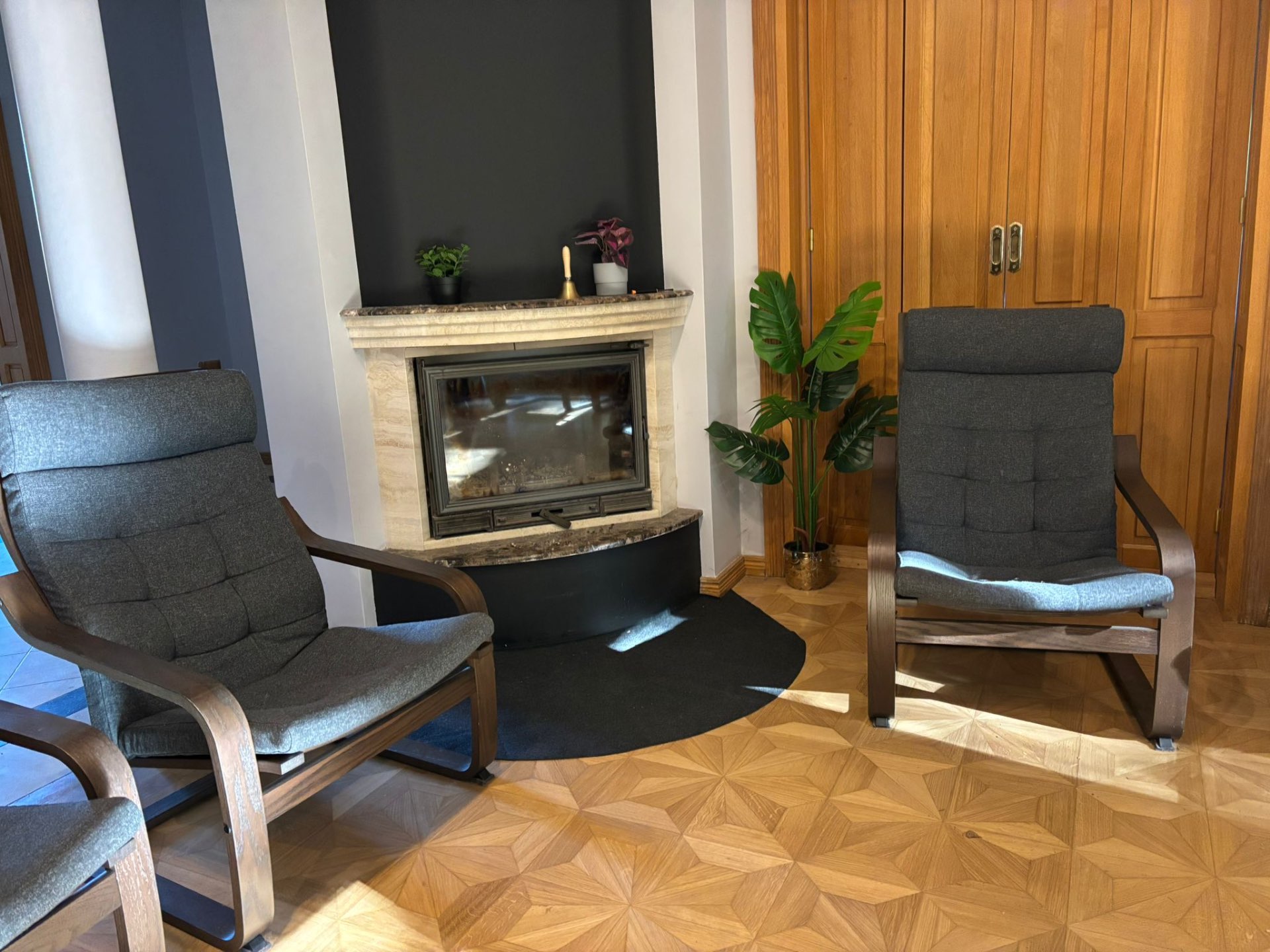 Salon z kominkiem